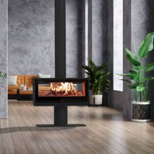 Inserto de chimenea a leña Panadero Tigru Vista encendido, instalado en un living